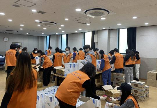 서울 동작구 직원들이 지난달 28일 동작구자원봉사센터에서 곰탕, 주방세트 등 ‘겨울나기 행복꾸러미’를 제작하고 있다. 동작구청 제공