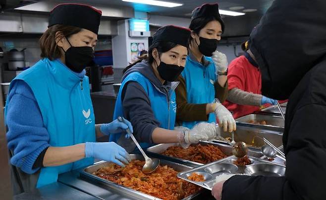 [서울=뉴시스] 16일 경기도 성남시 노숙인 무료 급식소 ‘안나의집’에서 SPC 임직원들이 배식 봉사활동을 하고 있다.(사진출처: SPC 제공) 2023.01.17.