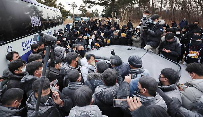 17일 오전 인천시 중구 스카이72 골프앤리조트 앞에서 강제집행을 시도하려는 인천지법 집행관실 관계자들과 이를 막으려는 임차인 측의 용역업체 및 일부 보수단체 회원들이 몸싸움을 벌이고 있다. ⓒ연합뉴스