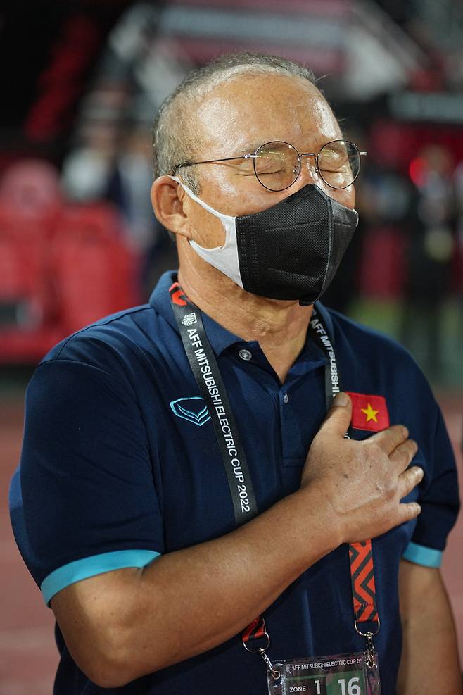 박항서 베트남 축구대표팀 감독이 16일 태국 빠툼타니주 클롱루앙군의 탐마삿 스타디움에서 열린 태국과의 2022 미쓰비시컵 결승 2차전을 앞두고 국가 연주 때 눈을 감고 있다.   로이터연합뉴스