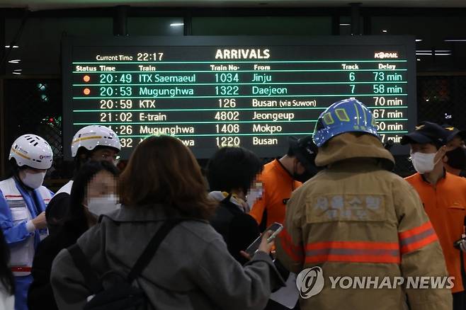 무궁화호 탈선...열차 운행 중단 (서울=연합뉴스) 김주성 기자 = 서울 영등포역 부근에서 무궁화호 열차 탈선 사고가 발생한 6일 밤 서울 영등포역을 지나는 열차의 운행이 중단돼 있다.  
    한국철도공사(코레일)에 따르면 오후 8시 15분 용산발 익산행 열차가 영등포역으로 진입하던 중 선로를 이탈했다. 2022.11.6 utzza@yna.co.kr