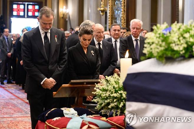 스페인 펠리페 6세 국왕 부부가 조문하고 있다.[AFP=연합뉴스]