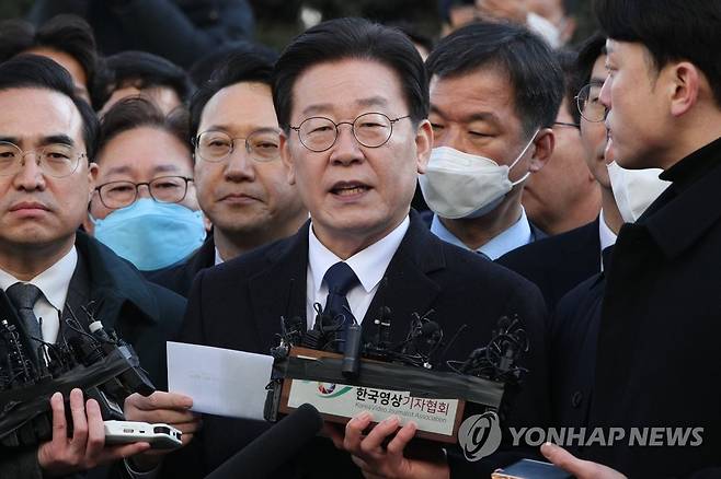 이재명 대표, 검찰 출석 전 입장발표 (성남=연합뉴스) '성남FC 후원금 의혹' 사건과 관련해 더불어민주당 이재명 대표가 10일 오전 경기도 성남시 수원지방검찰청 성남지청에 피의자 신분으로 조사를 받기 위해 출석하며 입장발표 하고 있다. 2023.1.10 [사진공동취재단] photo@yna.co.kr