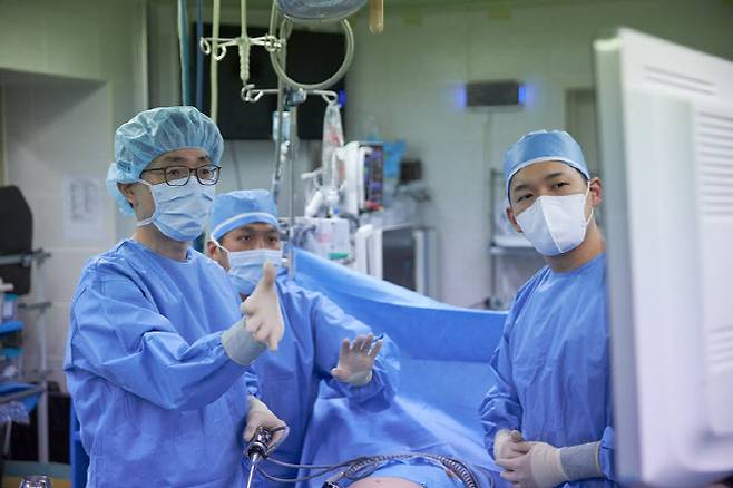 경희의료원 후마니타스암병원 대장항문외과 박선진 교수(왼쪽)가 수술에 대해 설명하고 있다.