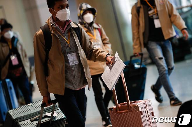 인천국제공항 1터미널에서 태국에서 국내로 입국한 외국인 노동자들이 버스를 타기 위해 이동하고 있다. 2021.12.14/뉴스1 ⓒ News1 안은나 기자