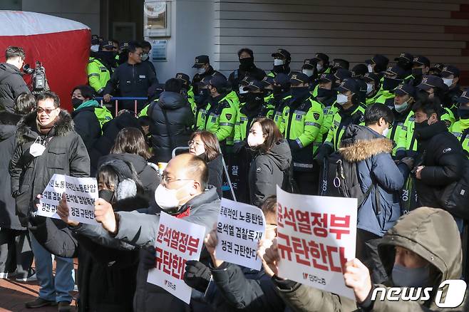 18일 오전 서울 중구 전국민주노동조합총연맹(민주노총) 서울 사무실 앞에서 민주노총 관계자들이 압수수색을 규탄하고 있다.  2023.1.17/뉴스1 ⓒ News1 민경석 기자