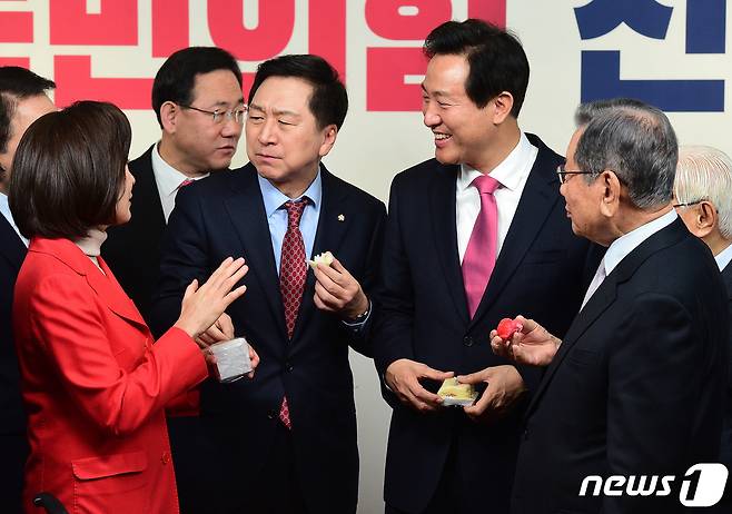 유흥수 국민의힘 선거관리위원장(오른쪽부터)과 오세훈 서울시장, 김기현 의원, 나경원 저출산고령사회위원회 부위원장이 1일 서울 여의도 국민의힘 중앙당사에서 열린 2023 신년인사회에서 대화를 나누고 있다. 2023.1.1/뉴스1 ⓒ News1 국회사진취재단