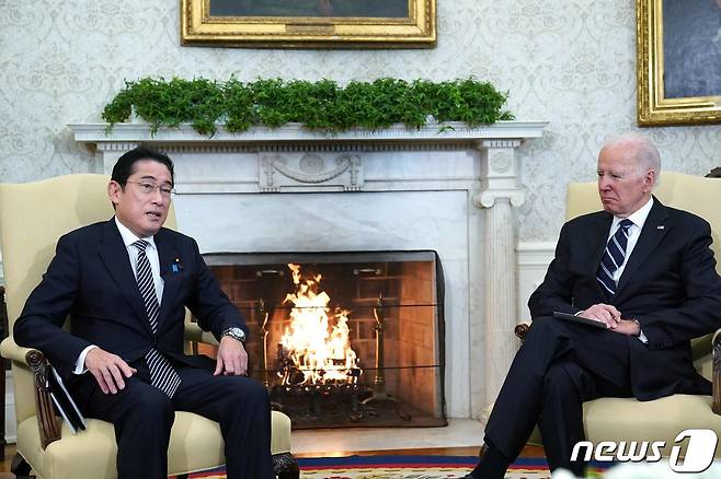 조 바이든 미국 대통령(오른쪽)과 기시다 후미오 일본 총리. ⓒ AFP=뉴스1