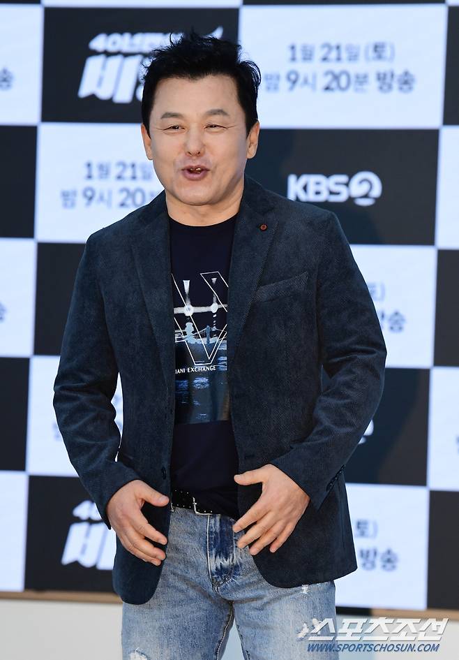 18일 오후 서울 여의도 KBS본관 시청자광장에서 송골매 콘서트 '40년만의 비행' 기자회견이 열렸다. 기자회견에 앞서 포즈를 취하고 있는 구창모.