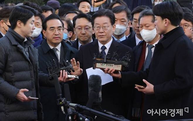 이재명 더불어민주당 대표가 '성남FC 후원금 의혹' 사건 관련 조사를 받기 위해 지난 10일 경기 성남 수원지방검찰청 성남지청으로 출석하고 있다./사진공동취재단