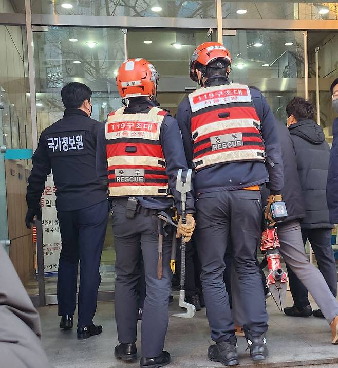 국가정보원과 경찰이 18일 오전 9시 서울 중구 민주노총 사무실에 대한 압수수색을 위해 건물로 들어서고 있다.//이민준 기자