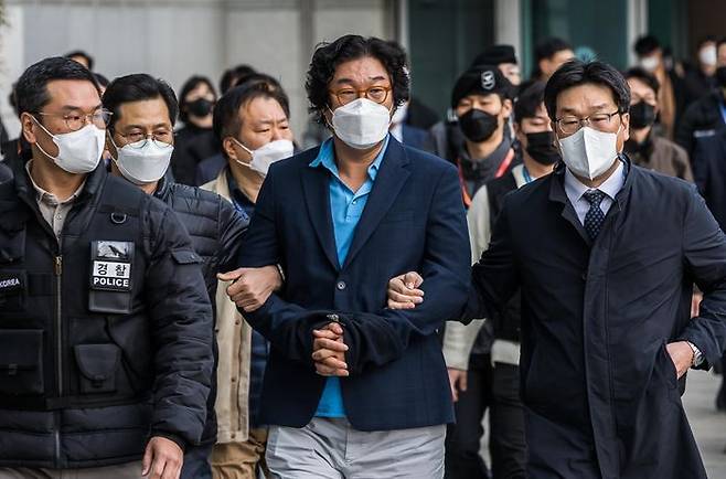 김성태 전 쌍방울 회장이 17일 오전 인천국제공항 제1여객터미널을 통해 귀국, 검찰 수사관에게 체포돼 공항을 나가고 있다. ⓒ 데일리안 김민호 기자