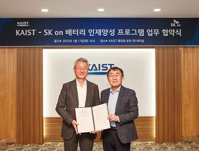 진교원 SK온 사장(COO)(왼쪽)과 이승섭 KAIST 부총장(오른쪽) 17일 오후 대전 유성구 KAIST본관 제 1회의실에서 산학협력 교육 프로그램인 ‘SKBEP(SK on - KAIST Battery Educational Program)’ 개설 업무협약식을 맺었다. ⓒSK온