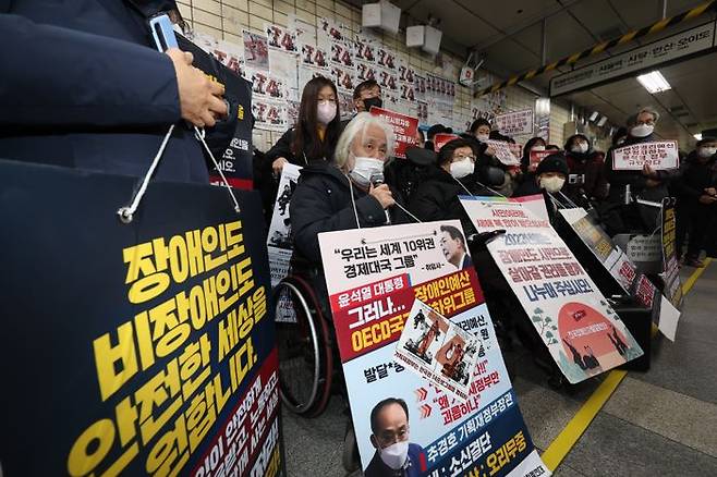 18일 오전 서울 혜화역에서 전국장애인차별철폐연대(전장연) 관계자들이 지하철 선전전을 이어가고 있다. ⓒ연합뉴스