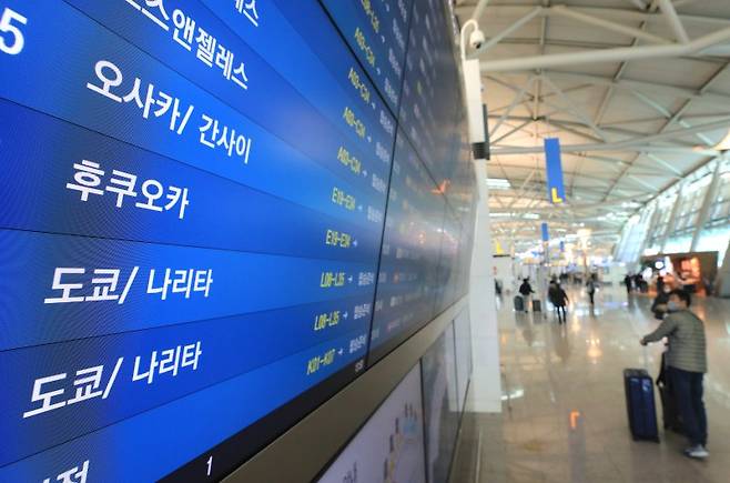 18일 오후 인천국제공항 제1터미널 출국장 모니터에 일본행 항공편 탑승정보가 안내되고 있다. 뉴스 1