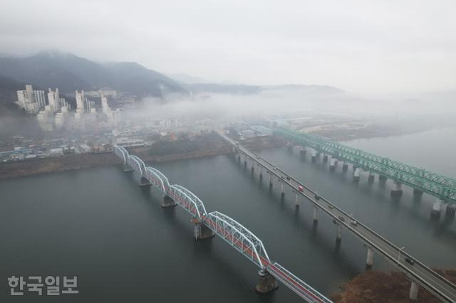 왜관철교(왼쪽) 일대는 교통의 요지로 변했다. 자동차가 다니는 왜관교, 경부선 복선 철교가 나란히 놓여 있다.