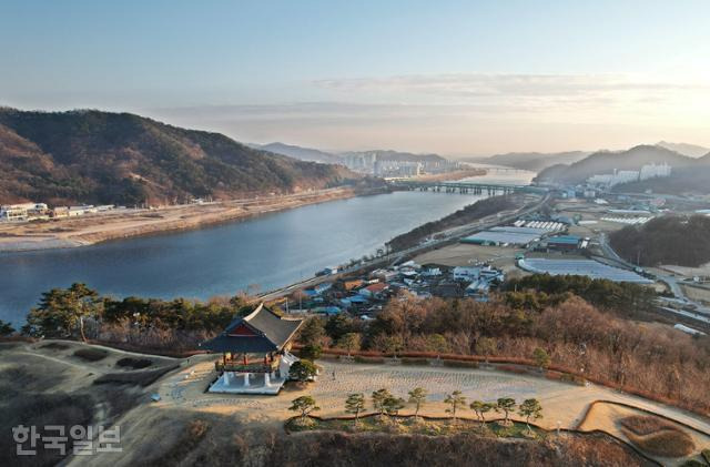 신라시대 토성인 관호산성. 낙동강 일대가 시원하게 조망된다.