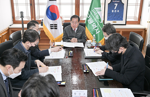 홍준표 대구시장이 지난 16일 실국별 업무보고를 받고 있다. [사진=대구시]