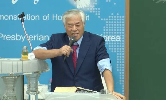 전광훈 목사는 장제원 의원을 향해 욕설을 퍼부었다. [사진=유튜브 '너알아TV' 캡처]