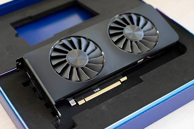 인텔 아크 그래픽 카드는 두께 2슬롯의 얇은 그래픽 카드다. 출처=IT동아