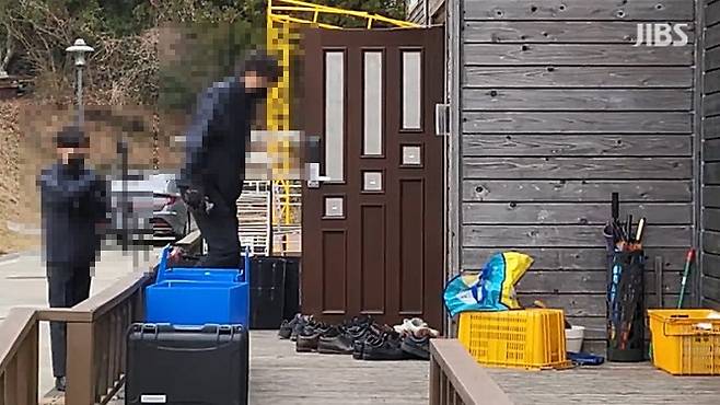 오늘(18일) 세월호 제주기억관 평화쉼터에 대한 압수수색 진행되는 모습