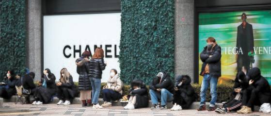 명품백을 구입하기 위해 백화점 앞에서 대기하는 오픈런. 우리 사회 명품 열기를 잘 보여준다. [사진 뉴시스]
