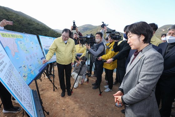 한화진 환경부 장관이 지난 11일 오후 전남 완도군 보길도의 보길저수지에서 극심한 가뭄으로 인한 지역의 물부족 애로사항을 경청하고 관계자들과 저수지 주변지역을 둘러보고 있다. [환경부]