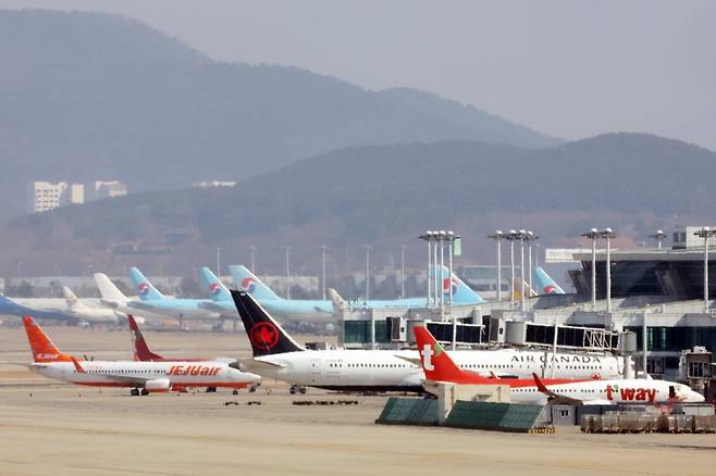 ▲인천공항 주기장에 세워진 항공기들 사진: 연합뉴스