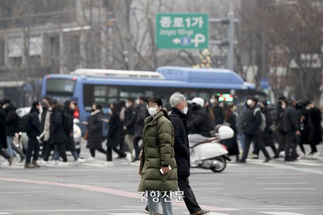 서울의 미세먼지 농도가 ‘나쁨’ 수준을 보이고 있는 지난 9일 서울 종로구 광화문네거리에서 마스크를 착용한 시민들이 횡단보도를 건너고 있다. 문재원 기자