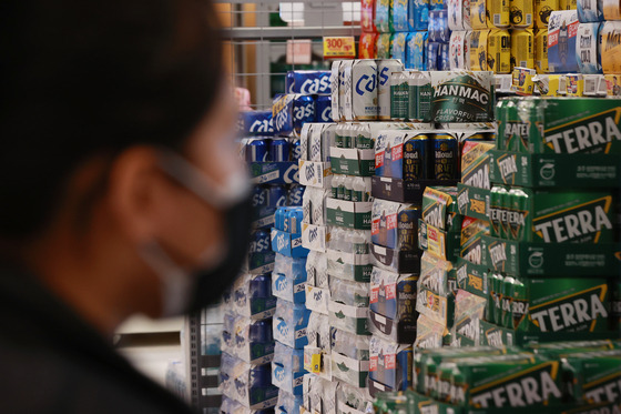 Seen here is a beer counter at a retail outlet in Seoul on Wednesday, when the Ministry of Economy and Finance announced it will raise the tax on beer by 30.5 won and on makgeolli by 1.5 won per liter, starting April. [YONHAP]