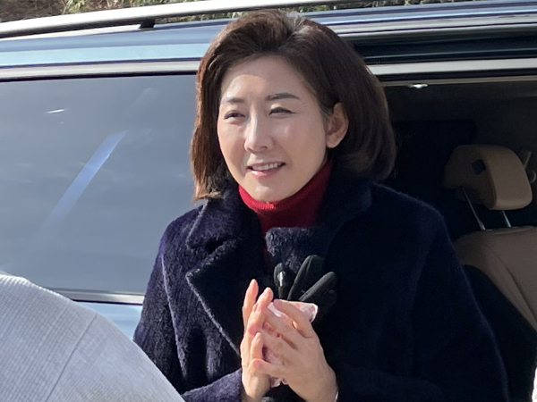 국민의힘 당대표 선거 출마를 고심 중인 나경원 전 의원이 17일 대구 동화사를 방문하고 있다. 연합뉴스