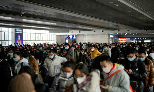 중국 춘제(春節) 전후 40일의 특별수송 기간인 춘윈(春運)이 지난 7일 시작된 가운데 시민들이 16일 상하이의 한 기차역에서 열차를 기다리고 있다. 중국 국가통계국은 17일 지난해 말 중국 인구가 14억1175만명으로 1961년 이후 처음 감소했다고 밝혔다. 로이터연합뉴스