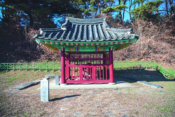 중앙고속도로 춘천방향 단양팔경휴게소 뒤 단양 적성산성에서 만나는 국보 단양 신라 적성비. 한국관광공사 제공