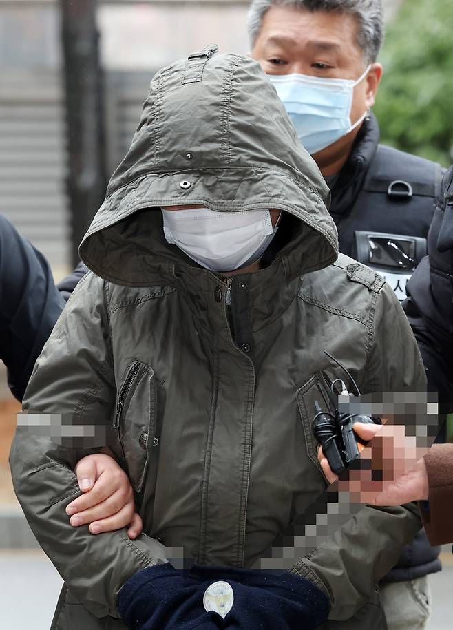 어머니 시신을 장기간 집에 방치한 혐의를 받는 40대 A씨가 지난 13일 구속 전 피의자 심문(영장실질심사)을 받기 위해 인천시 미추홀구 인천지방법원으로 들어서고 있다. [출처 : 연합뉴스]