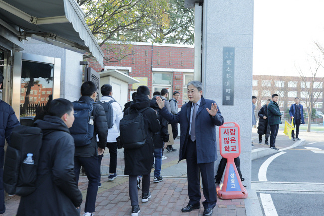 지난 2019년 새 학기 등굣길에 대구 북구 성광중학교 김기식 교장이 학생들과 ‘하이파이브’를 하며 밝은 얼굴로 인사하고 있다.  초록우산어린이재단 제공