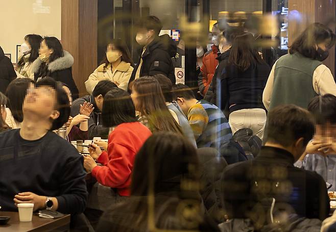 지난 17일 점심시간 서울의 한 식당가에서 시민들이 마스크를 쓴 채 입장을 기다리는 모습. [연합]