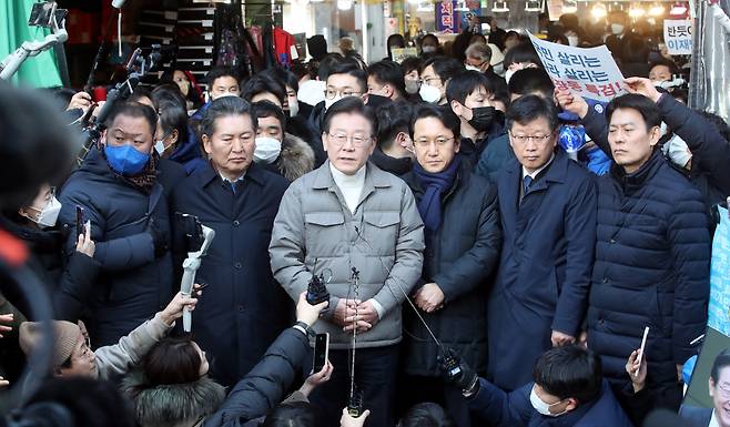 더불어민주당 이재명 대표가 18일 오후 설 명절을 앞두고 서울시 마포구 망원시장을 방문, 취재진의 질문에 답변하고 있다. [연합]