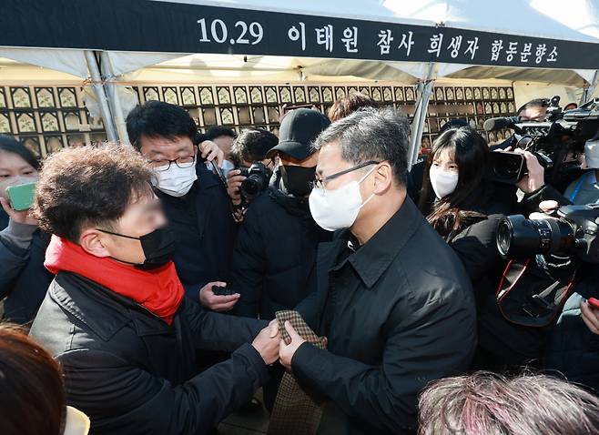 천주교 서울대교구장 정순택 대주교가 18일 서울 용산구 녹사평광장에 마련된 10·29 이태원 참사 희생자 합동분향소를 찾아 조문 뒤 희생자 유가족을 위로하고 있다. [연합]