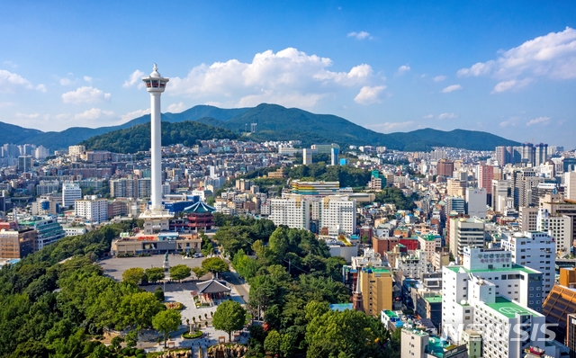 [부산=뉴시스] 부산 중구의 대표적 관광지인 용두산공원 전경. (사진=부산관광공사 제공)