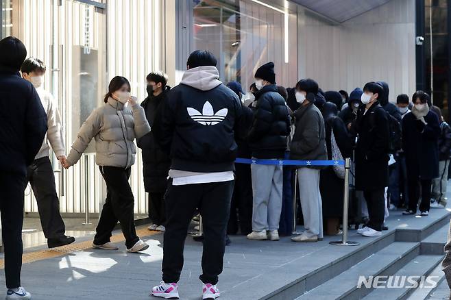 [서울=뉴시스] 백동현 기자 = '아디다스 브랜드 플래그십 서울' 오픈 첫날인 18일 오후 중구 명동에서 고객들이 입장을 대기하고 있다. 전날 아디다스코리아에 따르면 이날 오픈하는 아디다스 브랜드 플래그십 서울은 스포츠 퍼포먼스와 오리지널스, Y-3 등 아디다스의 모든 브랜드를 만나볼 수 있는 국내 유일한 매장이며, '홈 오브 스포츠' 콘셉트로 만든 아시아권 최초 매장이라고 밝혔다. 2023.01.18. livertrent@newsis.com