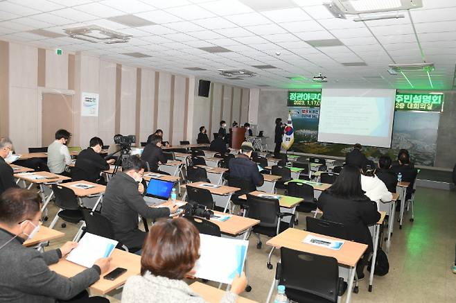 17일 부산 기장군 정관읍 행정복지센터에서 열린 정관아쿠아드림파크 침수 사고 관련 주민 설명회. 부산 기장군 제공