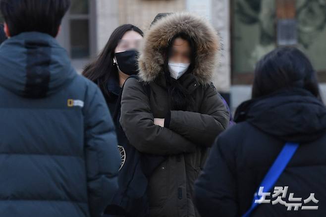 다시 영하권 추위가 찾아온 지난 16일 오전 서울 광화문네거리에 시민들이 출근을 하고 있다. 류영주 기자