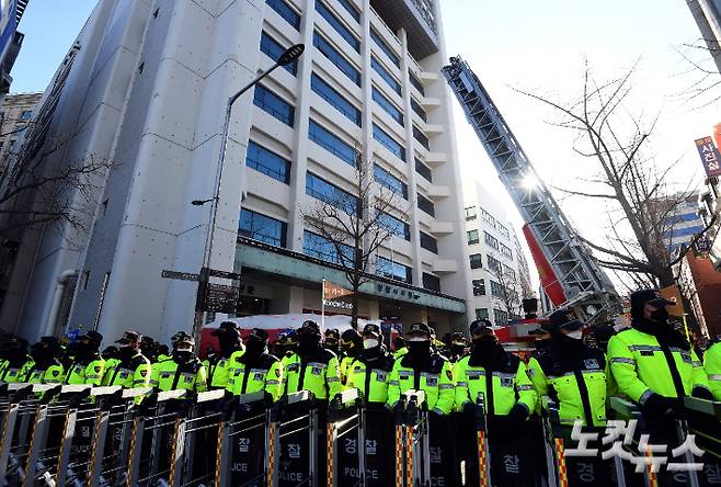 국가정보원과 경찰이 '간첩단 사건'과 관련, 민주노총에 대한 압수수색에 착수한 18일 오전 경찰들이 서울 중구 민주노총 사무실 앞을 통제하고 있다. 황진환 기자