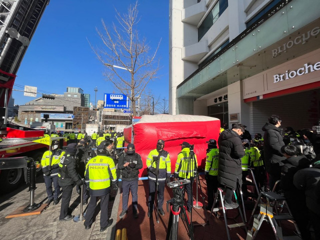 ▲국가정보원과 경찰청이 18일 오전 서울 영등포구 보건의료노조 사무실에 대한 압수수색을 시도하고 있다. ⓒ프레시안(박정연)