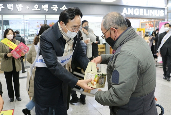 윤병태 나주시장이 지난 17일 KTX광주송정역 대합실에서 기차 탑승객에게 홍보용 나주배를 전달하고 있다. 나주시 제공