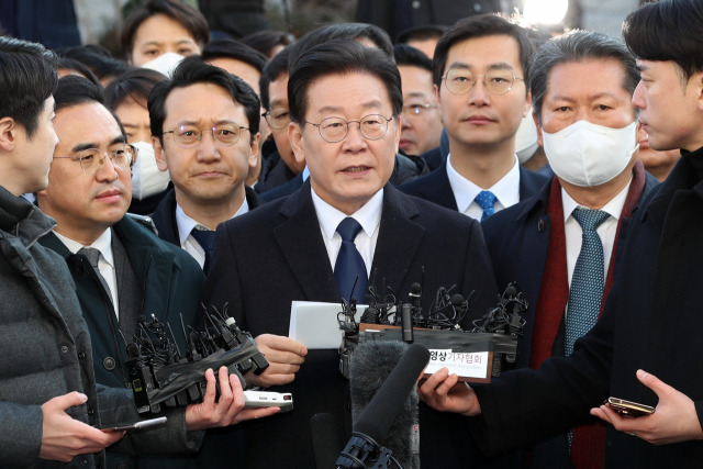 '성남FC 후원금 의혹' 사건과 관련해 이재명 더불어민주당 대표가 10일 경기도 성남시 수원지방검찰청 성남지청에 피의자 신분으로 조사를 받기 위해 출석하며 입장 발표를 하고 있다. 연합뉴스