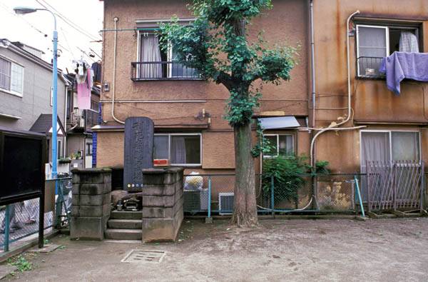 이봉창 의사의 사형이 집행된 이치가야(市谷)형무소터. 사형자의 위령탑이 옹색하게 서 있다. / 독립기념관 제공