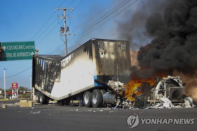 불 타는 화물차…전쟁 같던 '엘 차포' 아들 체포 작전 흔적 [AP 연합뉴스 자료사진. 재판매 및 DB 금지]