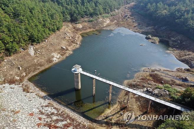 말라버린 상수원 작년 11월 23일 오후 전남 완도군 금일읍 금일저수지(상수원)가 심한 가뭄으로 바닥을 드러내고 있다. [연합뉴스 자료사진]