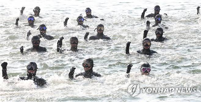 해군 SSU "혹한 날씨 춥지 않습니다" [연합뉴스 자료사진]